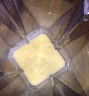 待凉至适当温度时倒入破壁机杯子中，盖上盖子，放上底座通上电源，采用研磨功通进行破壁研磨成细致米糊