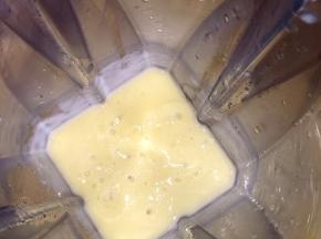 待凉至适当温度时倒入破壁机杯子中，盖上盖子，放上底座通上电源，采用研磨功通进行破壁研磨成细致米糊