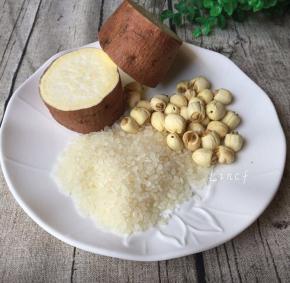 所需食材:
红薯1小个、莲子1小把、大米1把、清水适量、白糖适量