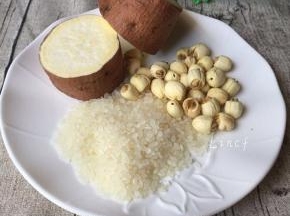 所需食材:
红薯1小个、莲子1小把、大米1把、清水适量、白糖适量