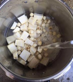 把所有食材放入高压锅，放入适量清水煲煮。想吃稀点的可以多加些水，按个人喜好加入