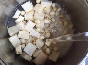 把所有食材放入高压锅，放入适量清水煲煮。想吃稀点的可以多加些水，按个人喜好加入