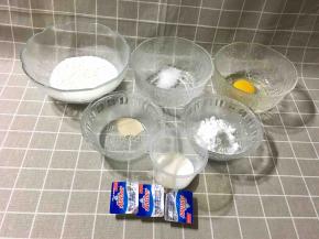 准备主面团所需材料，并将黄油以外的所有材料和成面团。