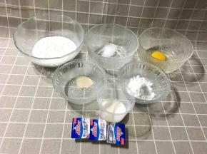 准备主面团所需材料，并将黄油以外的所有材料和成面团。