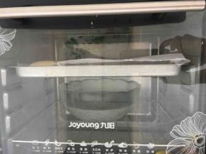 放入烤箱中，不要开电源，烤箱里放入一碗温水，关上烤箱门，继续发酵35-40分钟。
