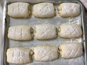 将发酵好的面团表面撒上高粉，为了使表面好看，建议用面粉筛筛上面粉。然后放入预热好的烤箱烘烤。烤箱温度180度，大约烤20-25分钟