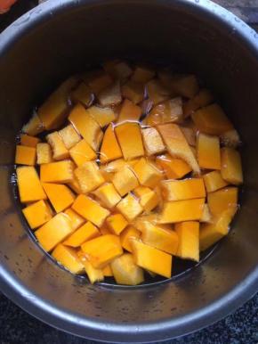 把切块的南瓜放入高压锅，加入适量水