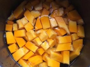 把切块的南瓜放入高压锅，加入适量水