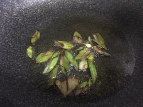 热锅倒油，下葱段，煸葱油，炒出香味后，捞出葱段扔掉