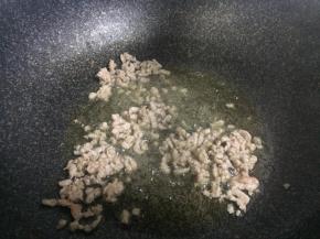 下肉末翻炒，炒制肉末变熟变色