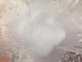 大米提前浸泡半小时以上，然后加入清水，用榨汁机榨成米浆