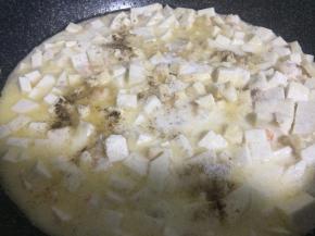 倒入榨好的米浆，加入盐、鸡精、胡椒粉调拌均匀