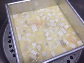 倒入模具放入蒸锅大火蒸一个小时左右