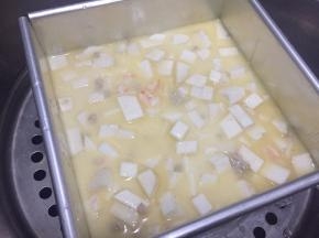 倒入模具放入蒸锅大火蒸一个小时左右