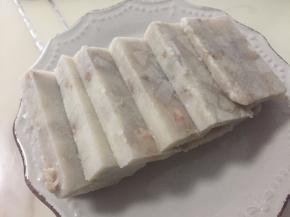 蒸好的芋头糕冷却放入冰箱定型，取出冷冻成型的芋头糕切厚片