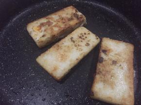 平底锅内放少许油，下芋头糕，煎至两面金黄即可取出