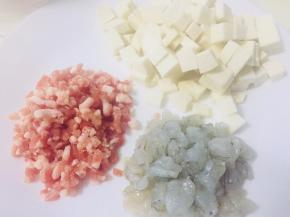 芋头去皮切小粒，虾仁切碎