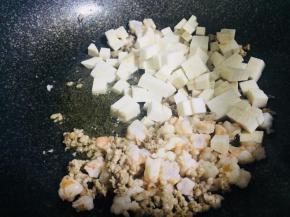 然后下虾仁和芋头块翻炒