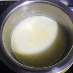 泡芙制作：将牛奶、盐、糖、黄油，倒入锅中，加热至沸腾