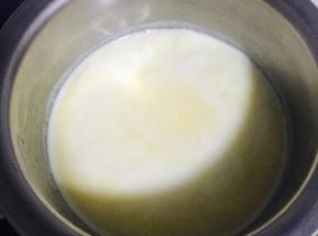 泡芙制作：将牛奶、盐、糖、黄油，倒入锅中，加热至沸腾