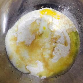 筛入低粉，边加热边翻拌均匀