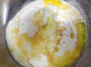 筛入低粉，边加热边翻拌均匀