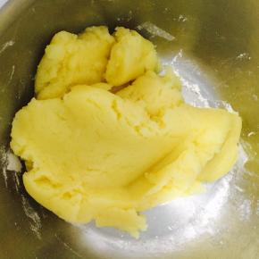 先制作脆皮面团：将低粉、黄油、糖，混合揉成团冷藏备用