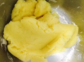 先制作脆皮面团：将低粉、黄油、糖，混合揉成团冷藏备用