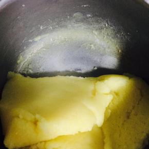 翻拌至锅底出现薄膜离火