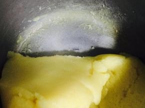 翻拌至锅底出现薄膜离火