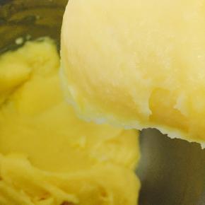 面团和鸡蛋液混匀后，刮刀提起，刮刀上的面糊成倒三角形下落