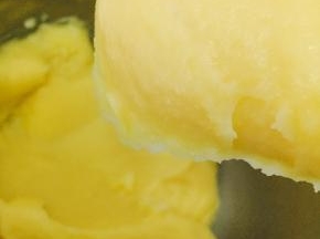 面团和鸡蛋液混匀后，刮刀提起，刮刀上的面糊成倒三角形下落