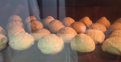 烤箱220度预热好，烤十二分钟，至泡芙膨胀，改为180度烤18分钟