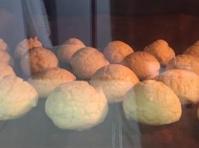 烤箱220度预热好，烤十二分钟，至泡芙膨胀，改为180度烤18分钟