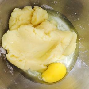 分次加入室温的鸡蛋液，翻拌均匀（蛋液大概分为三次加入）