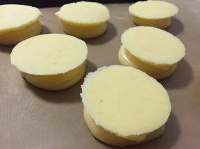 泡芙面糊装入裱花袋，在烤盘上挤好，注意泡芙之间留出足够间隔，然后取一片脆皮面团放在表面