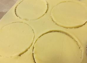取出冷藏变硬的面团，擀至0.5厘米左右厚的薄片，用慕斯圈裁成一个个圆形，放入冰箱冷冻