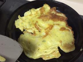 鸡蛋搅打均匀，放一点盐，放点小葱，倒入平底锅煎，几十秒翻面再煎几十秒