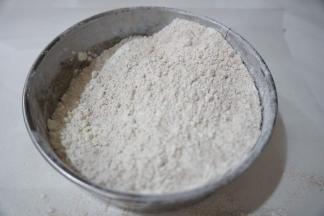 中筋面粉+黑麦粉混合均匀