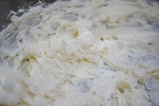 奶油奶酪和黄油都放室温软化，将软化好的奶油奶酪用电动打蛋器打顺滑