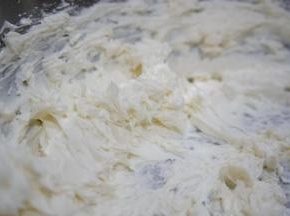 奶油奶酪和黄油都放室温软化，将软化好的奶油奶酪用电动打蛋器打顺滑