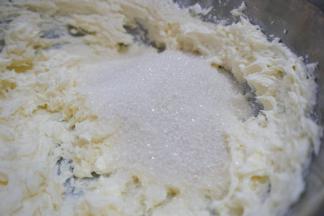 然后加入细砂糖和盐继续打至顺滑