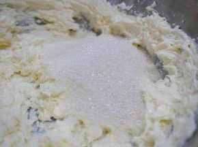 然后加入细砂糖和盐继续打至顺滑