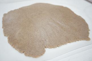 一小时后取出擀开，0.5cm左右厚度