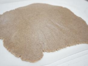 一小时后取出擀开，0.5cm左右厚度