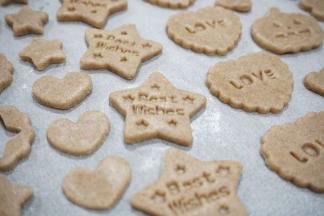 用模具压出形状后放到烤盘上，175度烤8～10分钟即可。