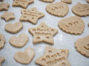 用模具压出形状后放到烤盘上，175度烤8～10分钟即可。