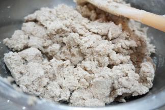 搅拌均匀，不要搅拌过度，导致起筋。然后装到保鲜袋里将它们捏在一起按扁，放冰箱冷藏1小时