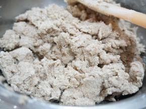 搅拌均匀，不要搅拌过度，导致起筋。然后装到保鲜袋里将它们捏在一起按扁，放冰箱冷藏1小时