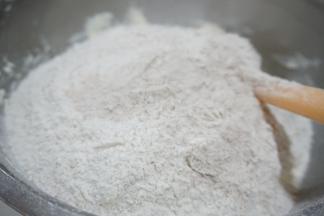 筛入之前混合好的面粉